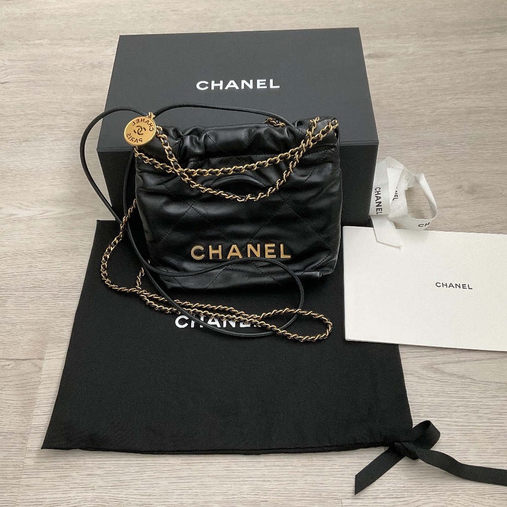 Chanel 22 mini in calfskin color black excellent condition